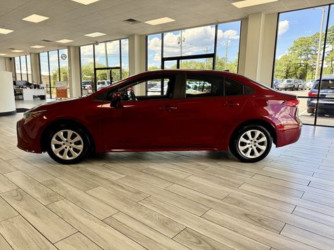 Used 2025 Toyota Corolla LE FWD image 4