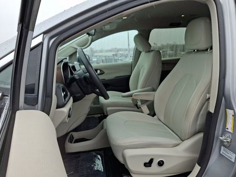 Used 2017 Chrysler Pacifica Touring w/ Tire & Wheel Group image 13