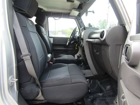 Used 2008 Jeep Wrangler Unlimited Sahara w/ Dual Top Group AWD/4WD image 12