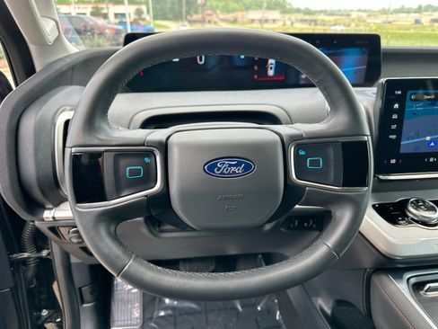 Used 2025 Ford Expedition Active AWD/4WD image 14