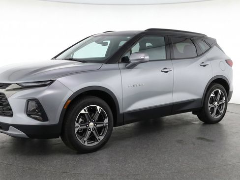 Used 2025 Chevrolet Blazer LT FWD image 3
