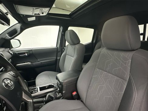 Used 2016 Toyota Tacoma TRD Sport image 9