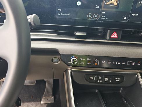 Used 2025 Kia Carnival EX FWD image 10