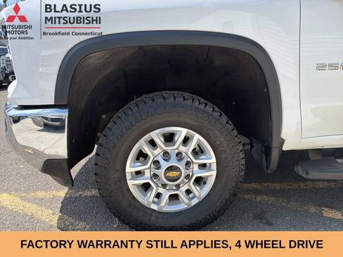 Used 2024 Chevrolet Silverado 2500 LT AWD/4WD image 3