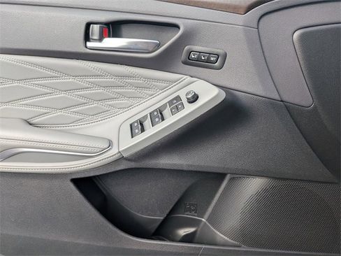 Used 2020 Toyota Avalon Limited image 27