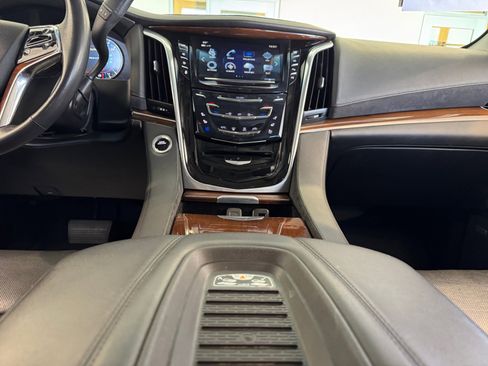 Used 2020 Cadillac Escalade Luxury w/ Escalade Sport Edition image 20