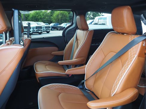 New 2026 Chrysler Pacifica Pinnacle image 15