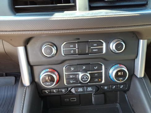 Used 2023 GMC Yukon XL SLT w/ SLT Premium Package image 15