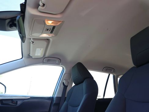 Used 2021 Toyota RAV4 LE AWD/4WD image 19