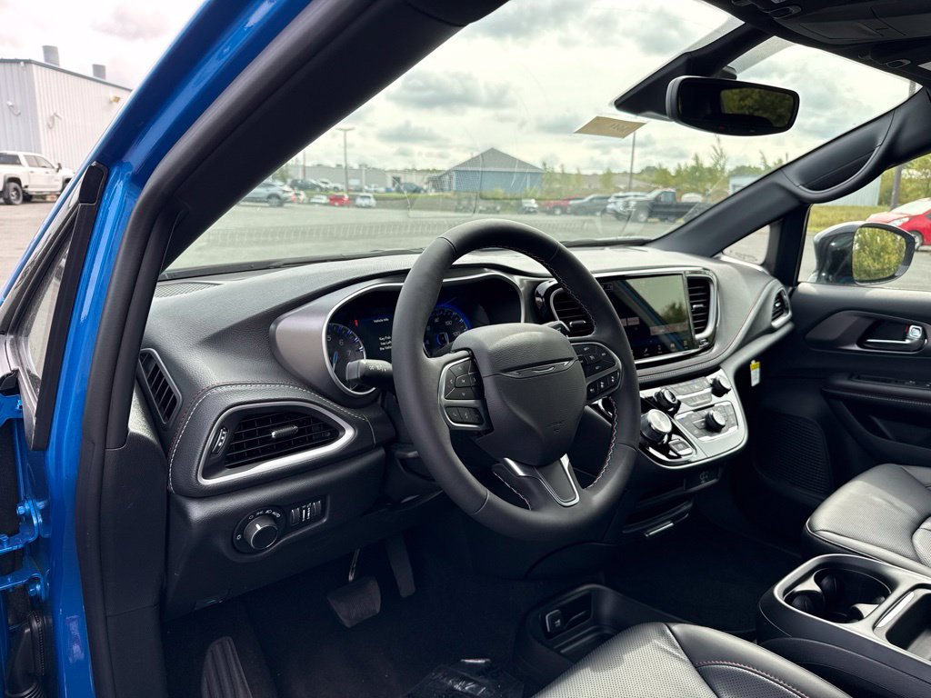New 2027 Chrysler Pacifica Select AWD/4WD image 24