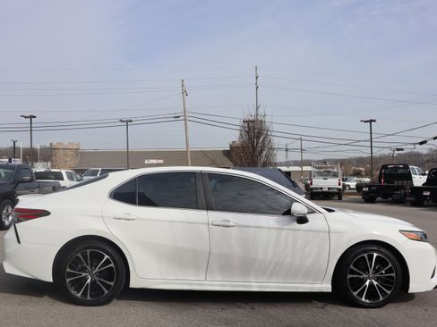 Used 2018 Toyota Camry SE w/ Convenience Package image 6
