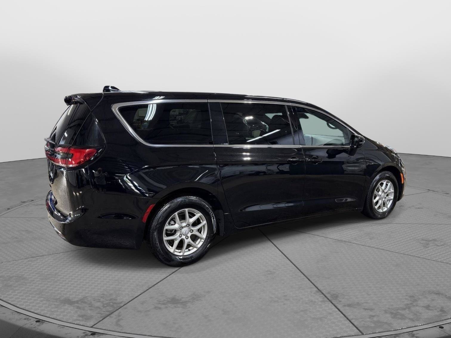 Used 2026 Chrysler Pacifica Select FWD image 13