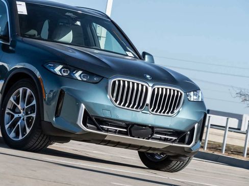 New 2026 BMW X5 xDrive50e w/ Premium Package image 3