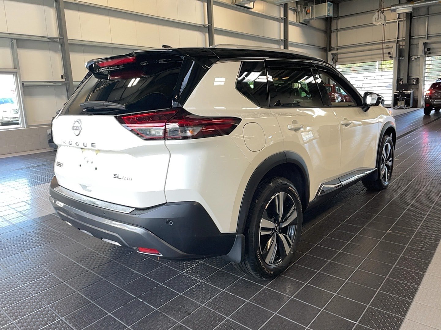 Used 2023 Nissan Rogue SL AWD/4WD image 11