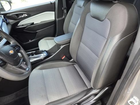 Used 2025 Chevrolet Trax LT FWD image 4