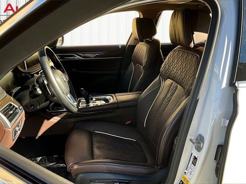 Used 2022 BMW 750i xDrive w/ Executive Package image 21