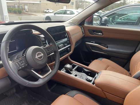 Used 2025 Nissan Pathfinder Platinum image 10