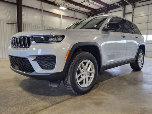 New 2025 Jeep Grand Cherokee Laredo w/ Luxury Tech Group I AWD/4WD image 2