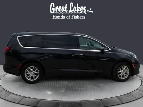 Used 2023 Chrysler Pacifica Touring-L FWD image 7