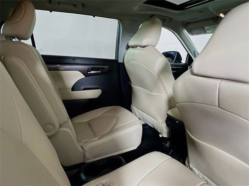 Used 2024 Toyota Highlander Limited image 10