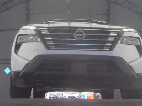 Used 2024 Nissan Rogue SV image 2