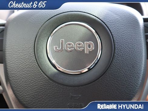 Used 2020 Jeep Cherokee Latitude Plus w/ Cold Weather Group AWD/4WD image 27