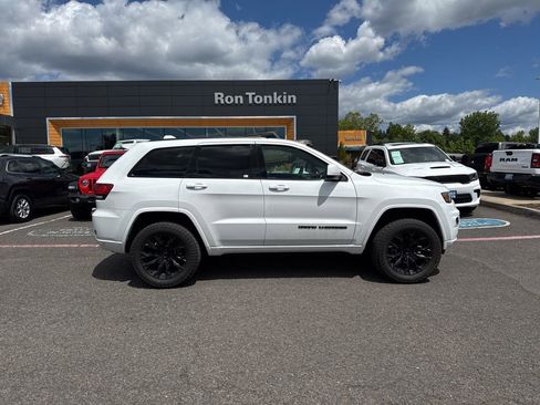 Used 2018 Jeep Grand Cherokee Altitude AWD/4WD image 10