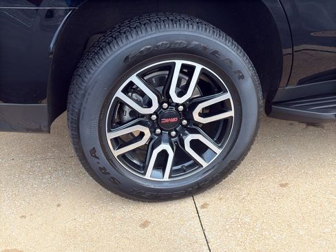 Used 2024 GMC Yukon AT4 w/ Technology Package image 6