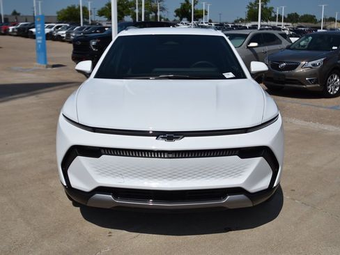 New 2025 Chevrolet Equinox EV LT image 2