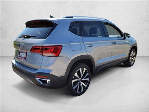 Used 2024 Volkswagen Taos SE FWD image 5