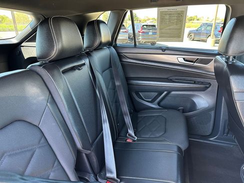 Used 2025 Volkswagen Atlas Cross Sport SE image 39