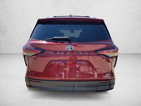 Used 2021 Toyota Sienna XLE FWD image 6