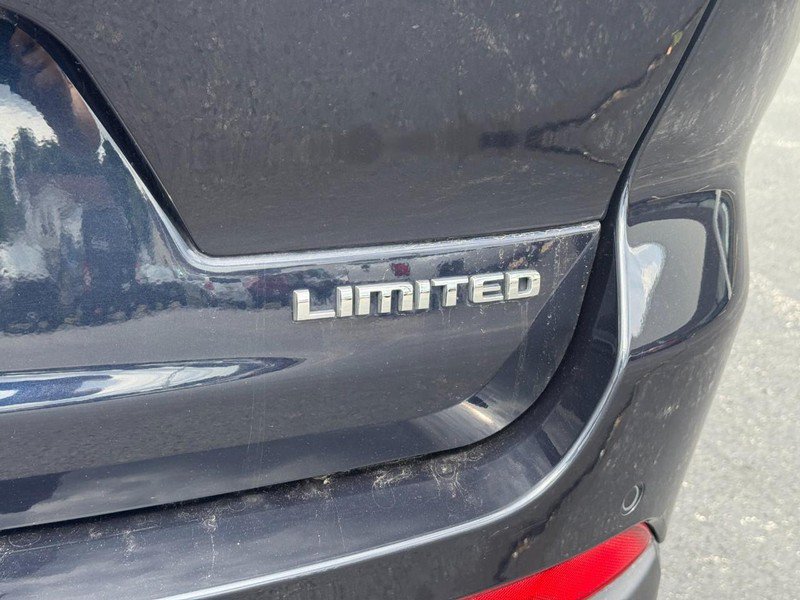 Used 2023 Jeep Grand Cherokee L Limited AWD/4WD image 5