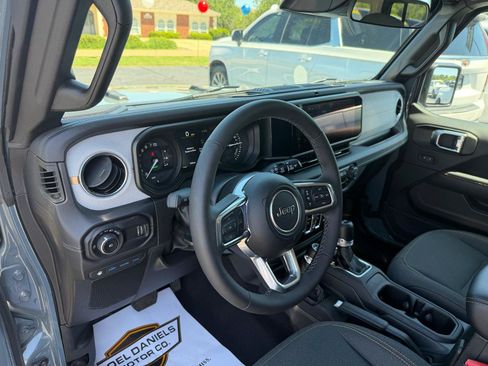 Used 2025 Jeep Wrangler Sahara AWD/4WD image 15