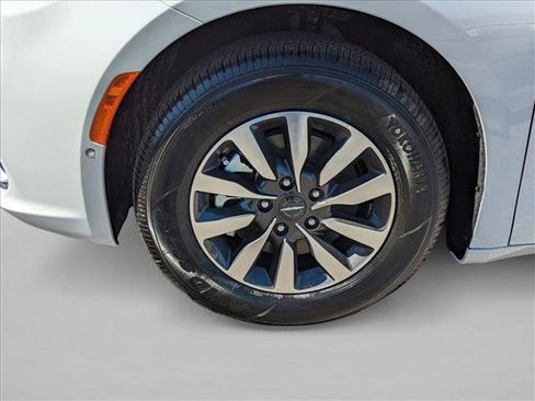 Used 2023 Chrysler Pacifica Touring-L image 10