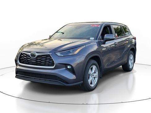 Certified 2024 Toyota Highlander LE AWD/4WD image 3
