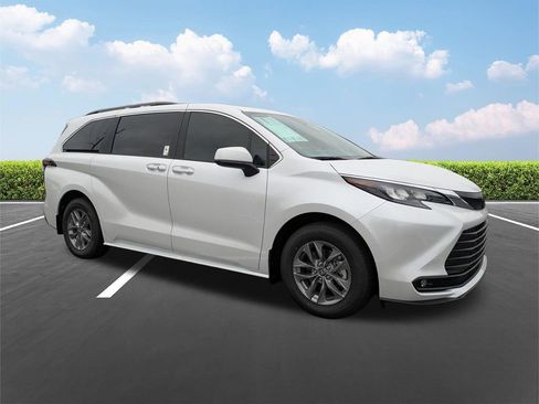 New 2026 Toyota Sienna XLE FWD image 2