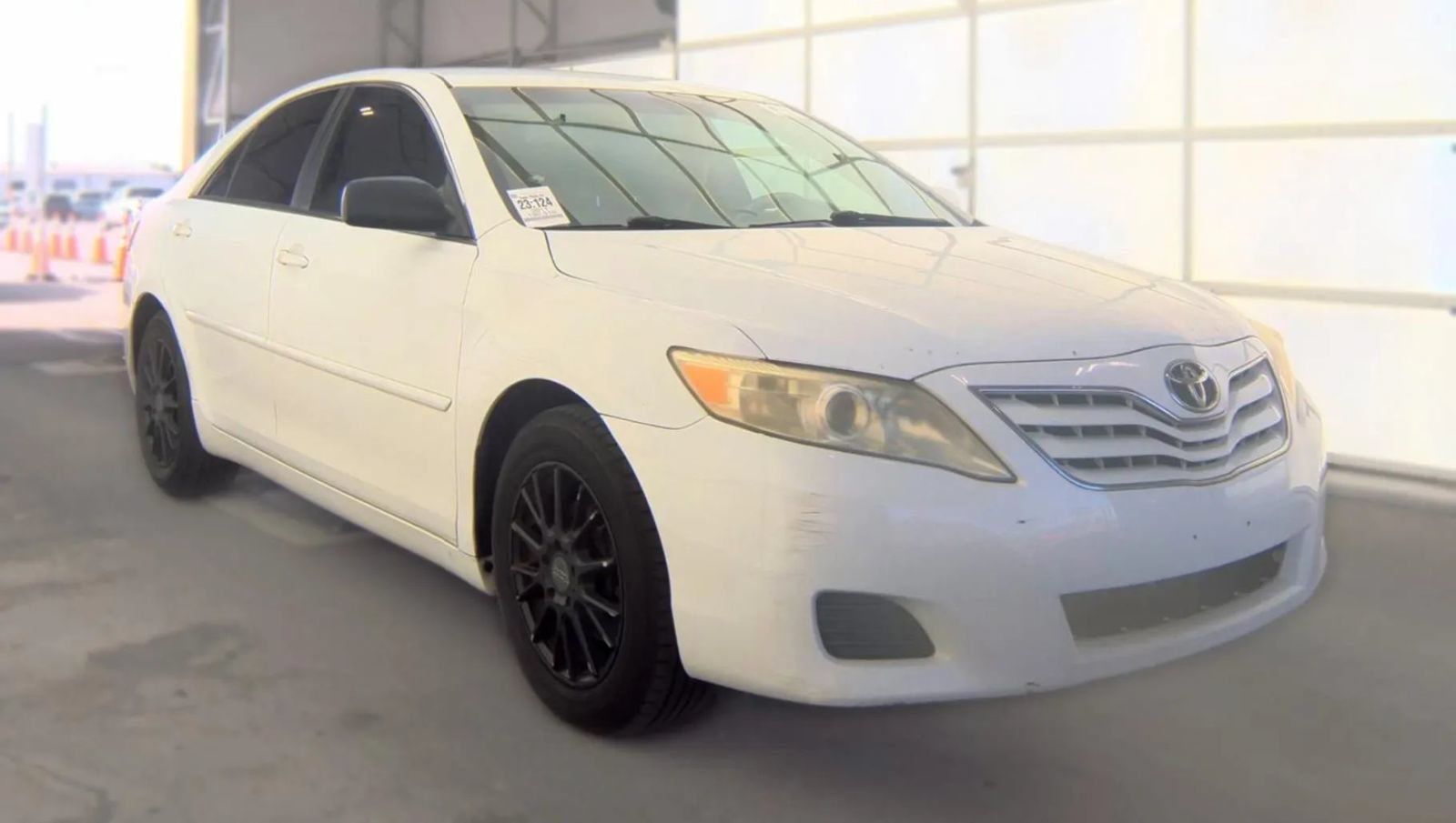Used 2011 Toyota Camry LE FWD image 2