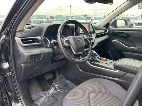 Used 2024 Toyota Highlander LE image 12