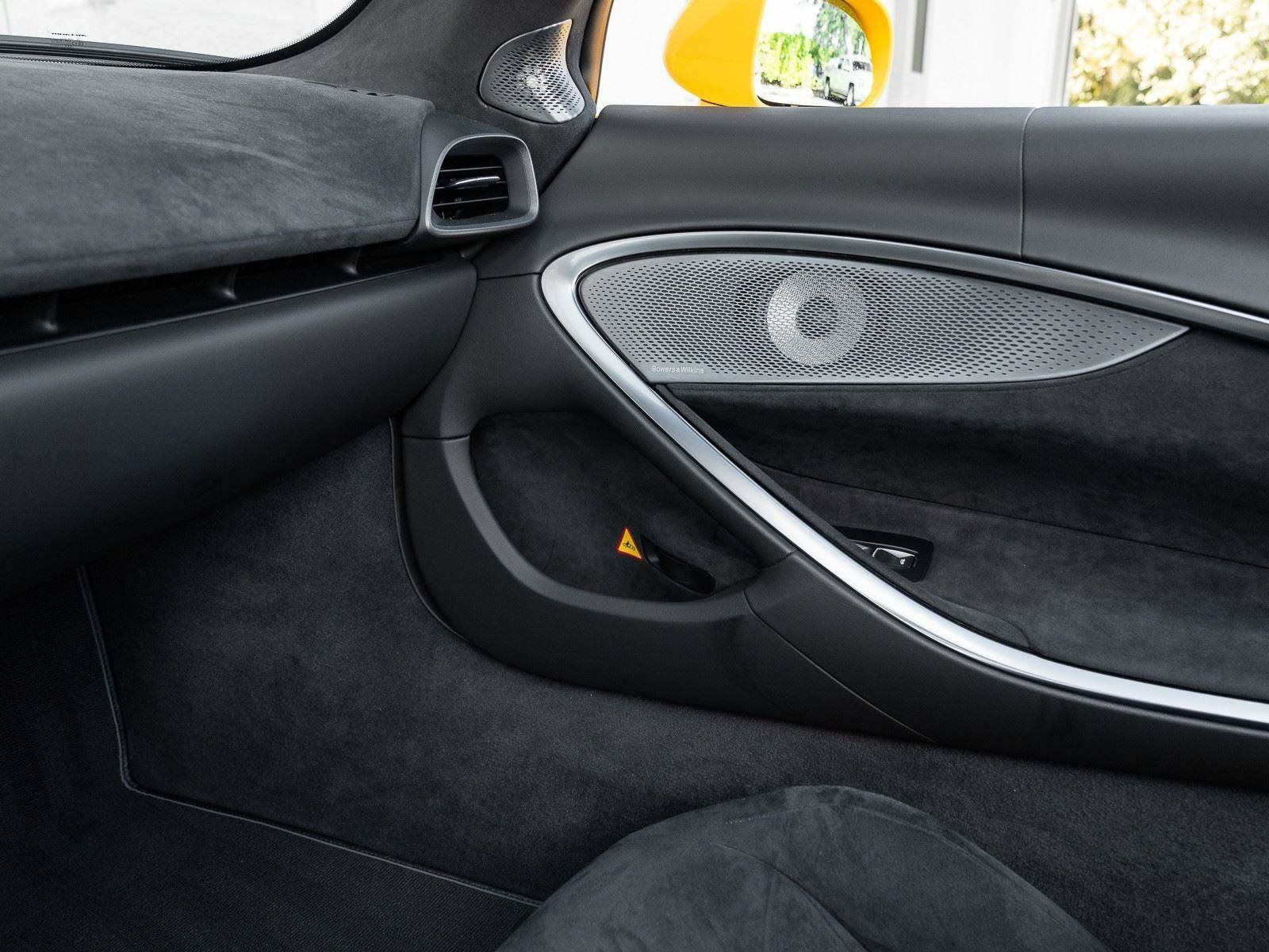 Used 2025 McLaren Artura Spider RWD image 32