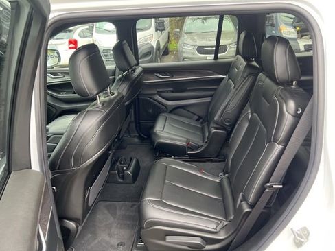 Used 2025 Jeep Grand Cherokee L Limited w/ Black Appearance Package AWD/4WD image 13