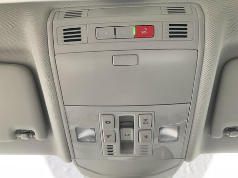 Used 2025 Volkswagen Jetta SE FWD image 32