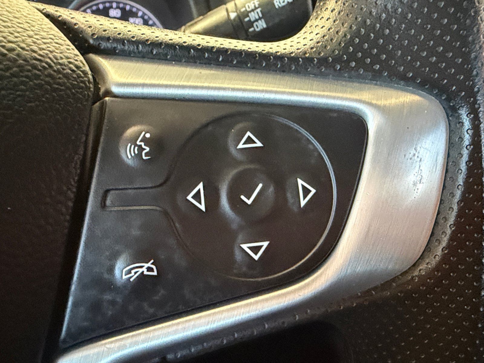 Used 2024 GMC Terrain SLE w/ Elevation Edition FWD image 33