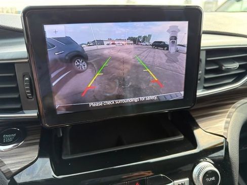 Used 2023 Ford Explorer Limited AWD/4WD image 3