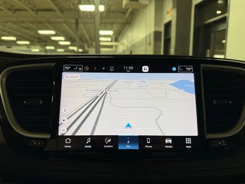 Used 2021 Chrysler Pacifica Touring-L w/ Uconnect Theater Family Group image 12