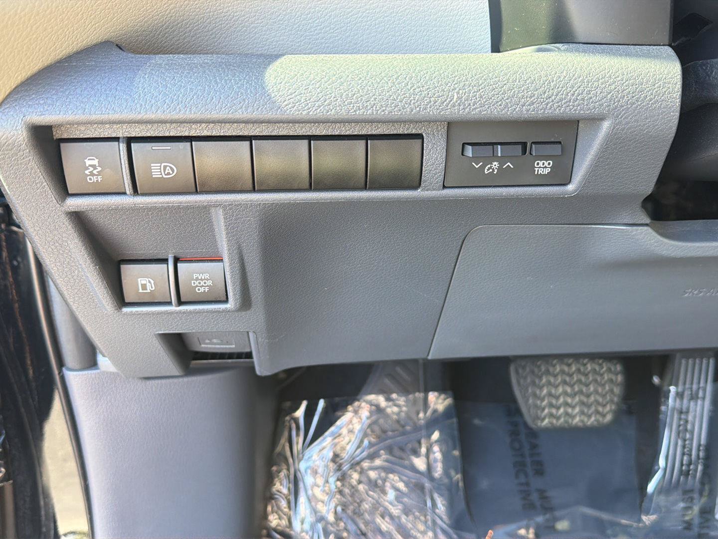 Used 2023 Toyota Sienna XLE FWD image 18