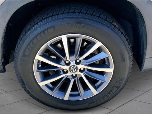 Used 2019 Toyota Highlander XLE image 11