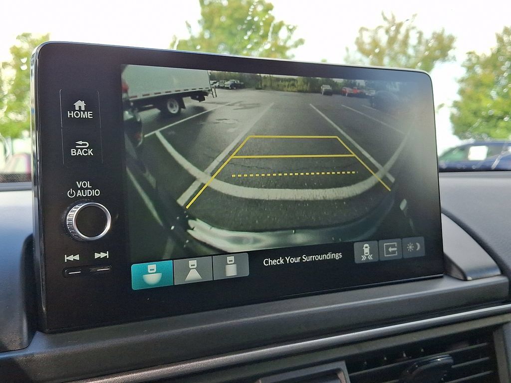 Used 2024 Honda Pilot Touring image 4