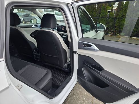 Used 2025 Volkswagen Taos SE AWD/4WD image 13