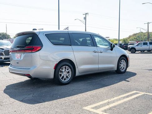 Certified 2024 Chrysler Pacifica Touring-L FWD image 5